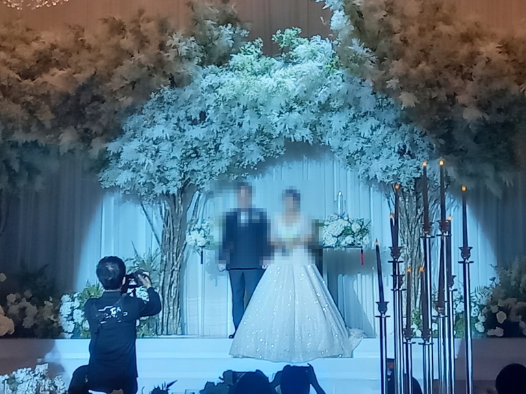 새로운 부부가 탄생하는 순간입니다. 